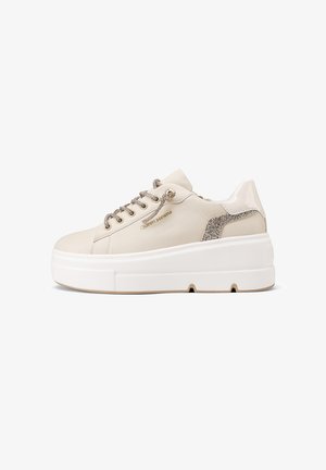 Sneakers platform beige con una finitura liscia, dettagli glitterati e occhielli metallici. Presentano una punta arrotondata e una spessa suola bianca.