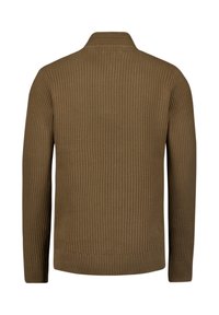 Brune ribbelgebreide trui met een hoge kraag, voorzien van een textuurpatroon en lange mouwen. Onderaan en bij de mouwen is er een ribbelafwerking.