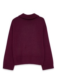 Burgundowy sweter z podwiniętym kołnierzem, prążkowanymi mankietami i dołem. Strukturalna dzianina, luźny krój i lekko skrócona długość z tyłu.