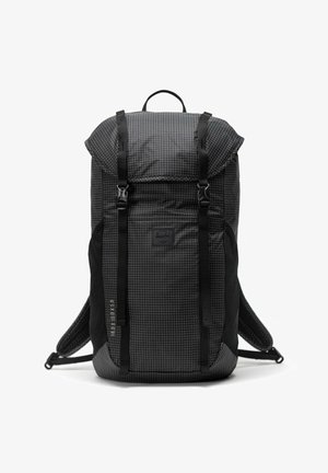 Sac à dos noir à carreaux avec fermeture enroulable, bandoulières ajustables et panneau inférieur renforcé. Présente le logo Herschel à l'avant.