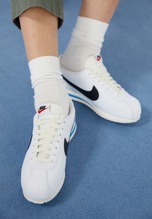 Nike Sportswear CORTEZ  - Sneaker low - white/black/light photo blue/sail/team orange