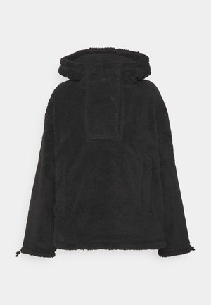 Sweatshirt em fleece preto com capuz, apresentando uma superfície texturizada e um bolso frontal. Punhos e bainha elásticos. Design simples.