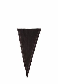 Écharpe triangulaire noire avec un imprimé léopard subtil et de fines lignes de bordure contrastantes, posée à plat sur un fond blanc.