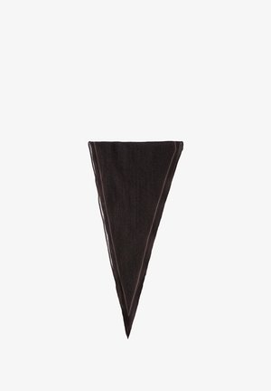 Bufanda triangular negra con sutil estampado de leopardo y delgadas líneas de contraste, dispuesta sobre un fondo blanco.