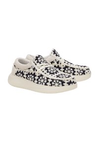 Szydełkowane sneakersy w czarno-białym wzorze kwiatowym, z grubą kremową podeszwą i miękkim, teksturowanym materiałem z ozdobnym szyciem.