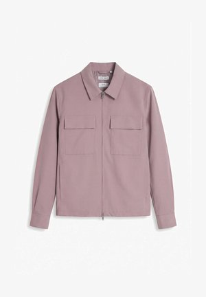 Chaqueta de manga larga color malva con cuello, cremallera frontal, dos grandes bolsillos con solapa en el pecho y bolsillos laterales, extendida sobre fondo blanco.