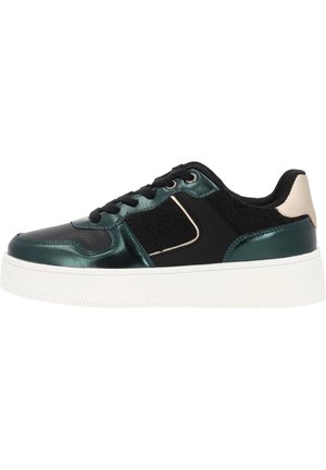 Grüne Metallik- und schwarze Wildleder-Sneaker mit weißer Gummisohle, ausgestattet mit kontrastierenden Akzenten und runden Schnürsenkeln.