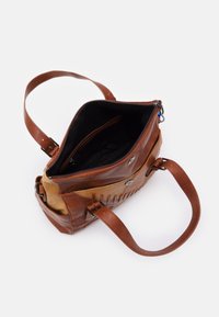 Brun læder håndtaske med lynlåååbning, der har en kontrasterende lysere detalje, en inderlomme og skulderremme.