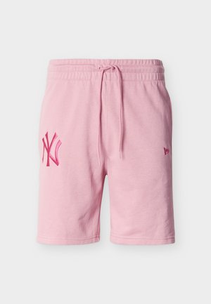 Różowe szorty ze ściągaczem i elastycznym pasem oraz ciemnoróżowym logo New York Yankees na lewej udzie na jasnym tle.
