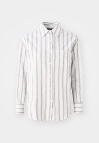 Chemise blanche à manches longues avec des rayures verticales brunes, un col et une poche poitrine. Tissu en coton avec une texture douce.