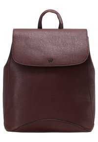 Zaino in pelle color bordeaux con chiusura a patta, parte superiore arrotondata e dettagli cuciti. Presenta un piccolo logo sulla parte anteriore e una maniglia superiore.