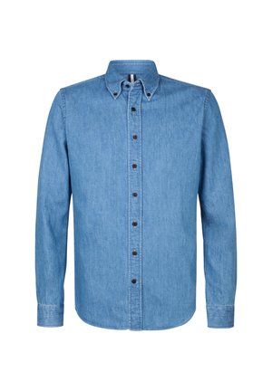 Hellblaues Denimhemd mit langen Ärmeln, Button-down-Kragen und braunen Knöpfen auf der Vorderseite. Es hat einen klassischen Schnitt und eine weiche Textur.