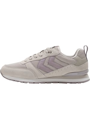 Beige und hellgrauer Sneaker mit Mesh- und Wildlederpaneelen, Schnürverschluss, dicker Sohle und doppeltem Chevron-Logo an der Seite.