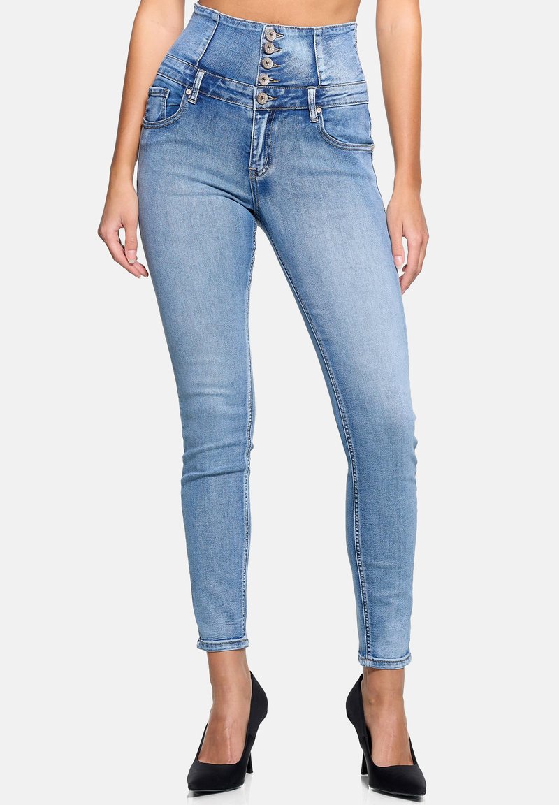 Jeans de talle alto en azul con cierre de botones, confeccionados en una tela de mezclilla ligera, con un ajuste slim y un diseño minimalista.