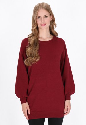 Bordeaux oversized sweater met lange, opgeblazen mouwen en een ronde halslijn. Ribgebreide manchetten en zoom. Zachte textuur en comfortabel model.