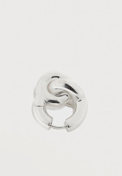 Ασημί κρίκος με χοντρές συνδέσεις και γυαλιστερό, στρογγυλεμένο φινίρισμα σε απλό λευκό φόντο.