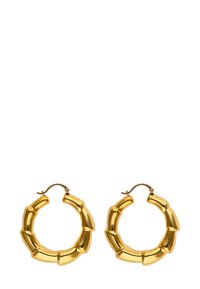 Arany fülbevalók, bambuszszerű mintázattal, fényes fémes felülettel és csuklós záródással a könnyű viselet érdekében.