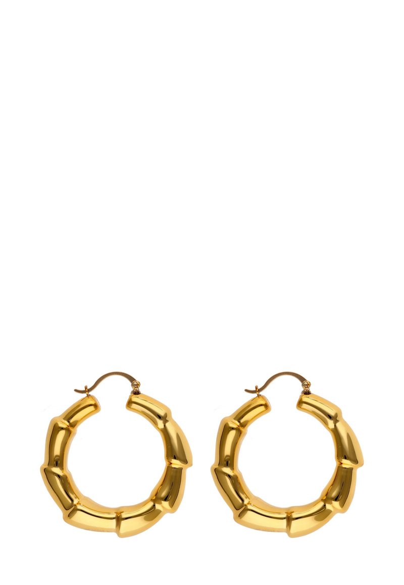 Arany fülbevalók, bambuszszerű mintázattal, fényes fémes felülettel és csuklós záródással a könnyű viselet érdekében.