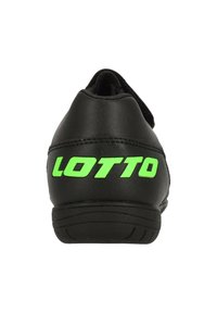 Svart sportskor med ovandel i texturerat läder. Har en grön "LOTTO"-logotyp på hälen. Rundad tå och lågprofildesign på sulan.