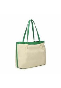 Borsa a tracolla in tela di colore crema con dettagli e manici in pelle verde. Presenta una forma rettangolare e robusti dettagli di cucitura.