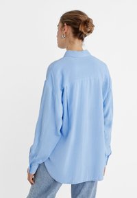 Stradivarius RUSTIKALES DAILY - Hemdbluse - light blue
