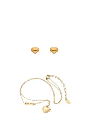 Arany szív alakú bedugós fülbevalók és hozzáillő, finom láncos karkötő szív medállal és állítható kapoccsal.
