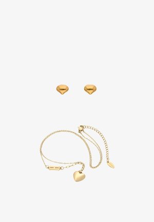 Guld hjerteformede stiftøreringe og matchende delikat kædearmbånd med hjertevedhæng og justerbar lukning.