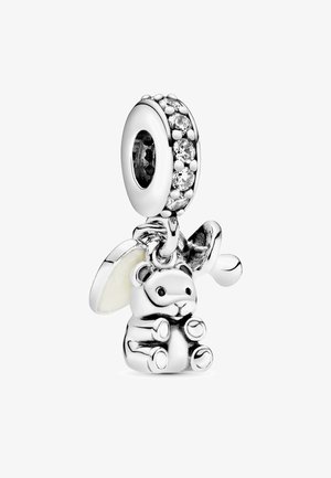 Charm en argent représentant un ours en peluche assis avec des détails noirs, des accents en émail blanc et une boucle ornée de cristaux transparents.