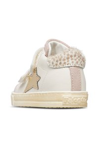 Sneaker bianco in pelle con colletto beige peloso, dettagli rosa e una stella dorata. Presenta una suola testurizzata e il logo sul tallone.