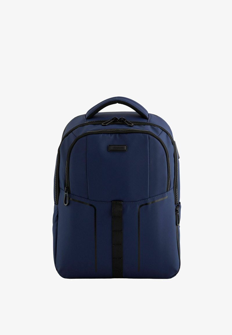 Mochila azul marino, hecha de tela duradera, con cierre de doble cremallera, asa y correas frontales con detalles en negro.