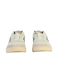 Hvide sneakers med grønne accenter, lavet af ruskind og læder, rund tå, flad gummisål og seks par øjer til snørebånd.