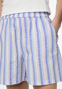 Pruhované šortky z jemné bavlněné směsi, s alternativními pruhy levandulové, světle růžové a bílé barvy, s elastickým pasem a bočními kapsami.