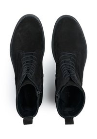 Stivali alla caviglia in suede neri con texture liscia, punta arrotondata, dettagli cuciti e cerniere laterali, dotati di suola piatta in gomma.