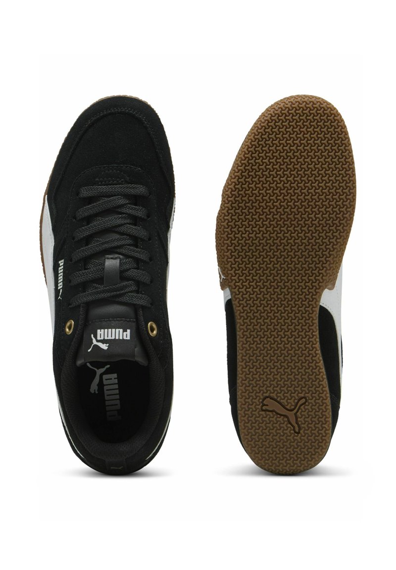 Zwarte suède sportschoenen met witte accenten, voorzien van een gestructureerde gumrubberen zool, zwarte veters en een logo op de tong.