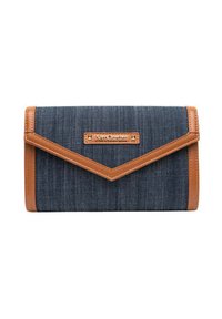 Portafoglio in denim con dettagli in pelle marrone, dotato di un design a flap triangolare, una placca logo in metallo e cuciture a contrasto.
