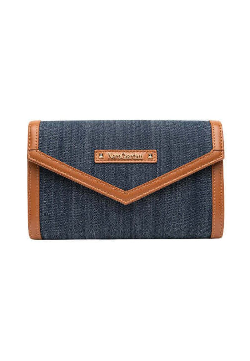Portafoglio in denim con dettagli in pelle marrone, dotato di un design a flap triangolare, una placca logo in metallo e cuciture a contrasto.