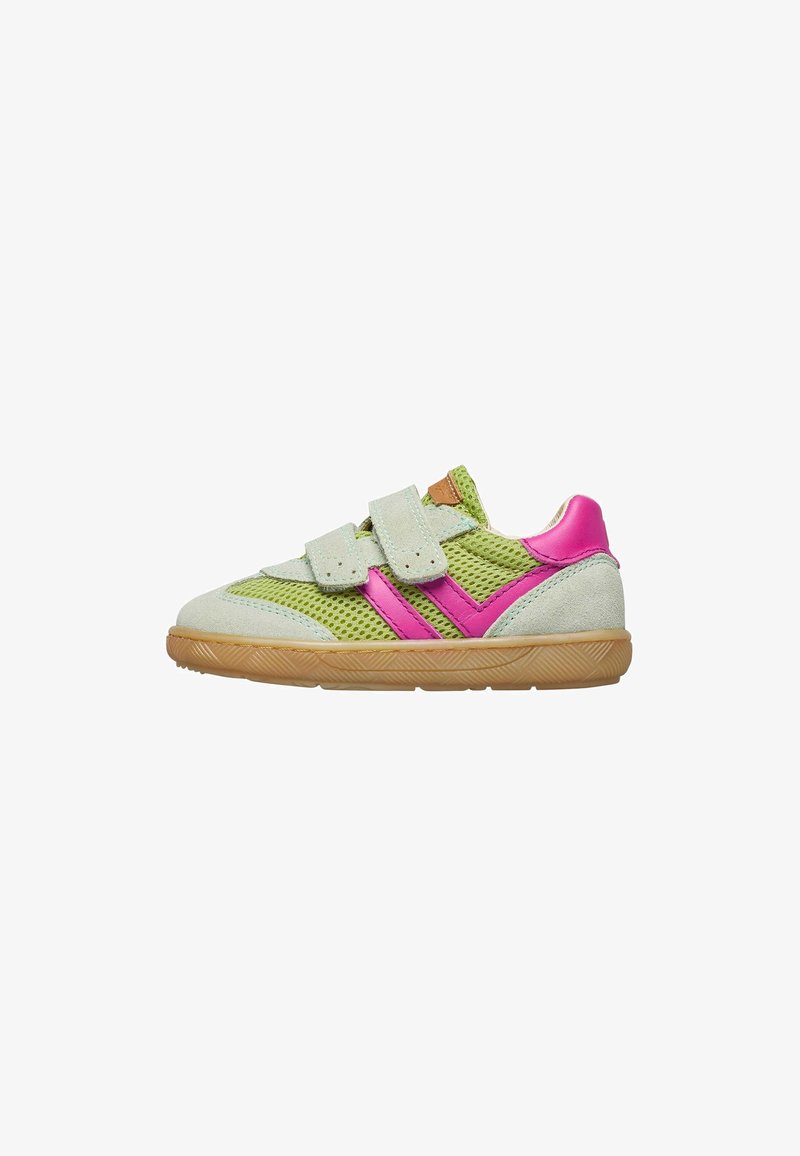 Groene en roze kindersneaker van mesh stof, met suède accenten, twee klittenbandsluitingen en een rubberen zool met een gestructureerd loopvlak.