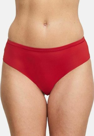 Vrouwenmiddelstuk met eenvoudige rode bikinibroekjes tegen een neutrale achtergrond.