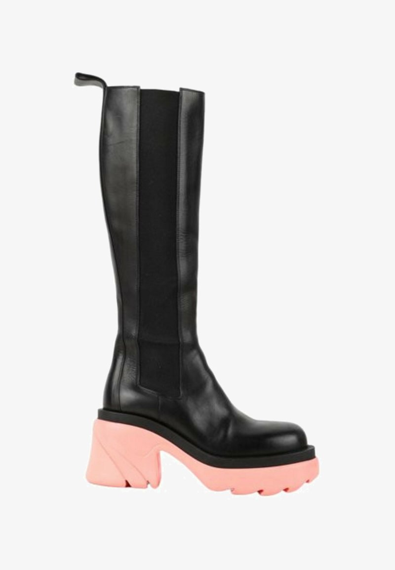 Botte noire en cuir montant jusqu'au genou avec une semelle épaisse rose clair et un talon bloc, équipée d'une languette et d'un panneau latéral élastique.