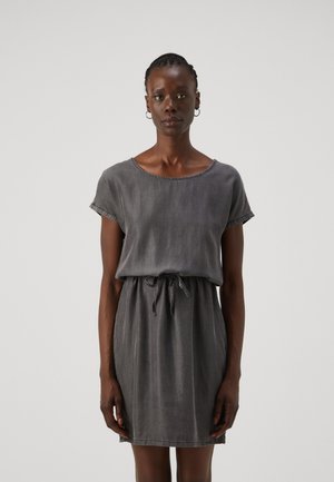 Robe grise à manches courtes, avec une coupe ample, une ceinture à la taille cintrée et un col rond. Texture lisse et délicats détails cousus.