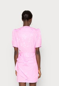 Růžové šaty s krátkými nadýchanými rukávy, květinovým vzorem, vypasovaným pasem a překládanými detaily na spodní části. Hladká textura a délka ke kolenům.
