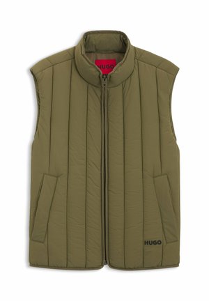 Gilet trapuntato senza maniche di colore verde oliva con cerniera frontale, due tasche oblique e logo "HUGO" sul lato inferiore destro.