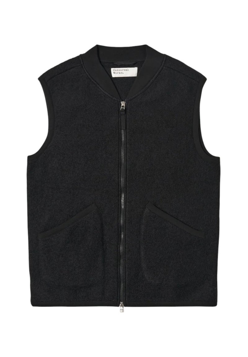 Gilet nero senza maniche con zip frontale, realizzato in materiale simile alla lana. Presenta due tasche frontali e un collo rotondo. Design minimalista.