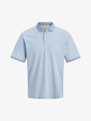 Lichtblauw poloshirt met korte mouwen, drie knopen, geribde kraag en manchetten, en een klein logo op de linkerborst.