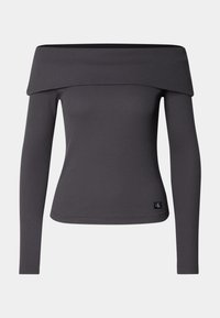 Off-shoulder långärmad topp i mörkgrå ribbad tyg. Har en vid halsringning och en subtil logopatch på nedre vänstra sidan.