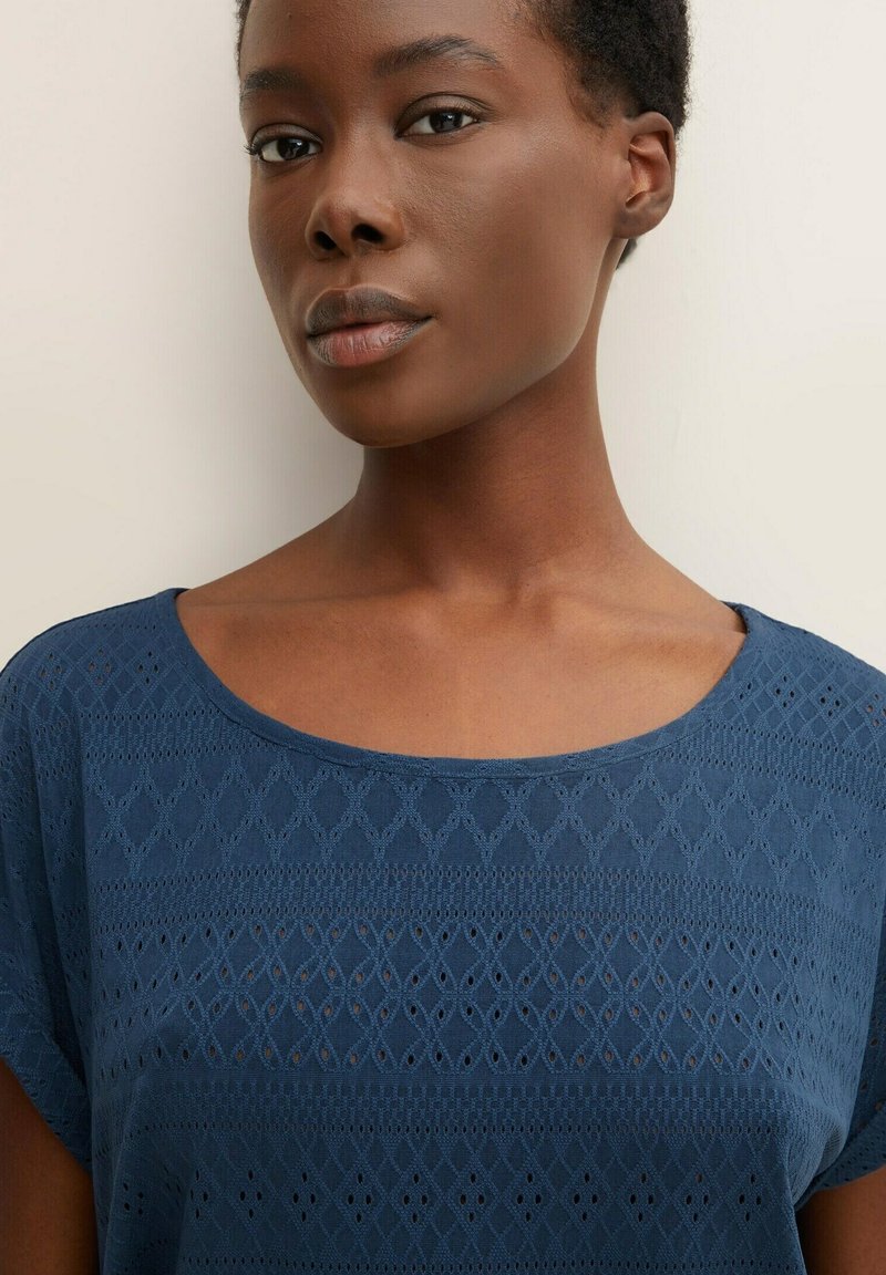 Damen T-Shirts | TOM TAILOR MIT LOCHSTICKEREI T-Shirt print midnight sail/dark-blue denim - EM86647 Damen T-Shirts | TOM TAILOR MIT LOCHSTICKEREI T-Shirt print midnight sail/dark-blue denim - EM86647