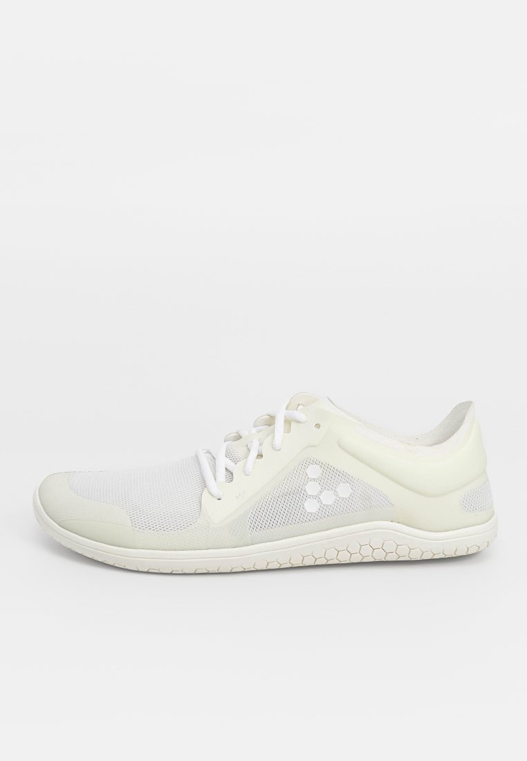 Zapatilla deportiva blanca ligera con parte superior de malla, puntera redonda y suela de goma. Presenta acentos sutiles y un diseño minimalista.