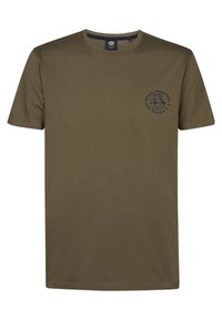 T-shirt in cotone verde oliva con maniche corte, scollatura rotonda e stampa circolare blu navy sul lato sinistro del petto che presenta dettagli di montagne e testo.
