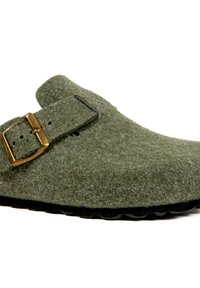 Sabots en feutre vert avec une semelle en caoutchouc noire, dotés d'une boucle en bronze et d'un design minimaliste. La tige texturée offre une finition douce.