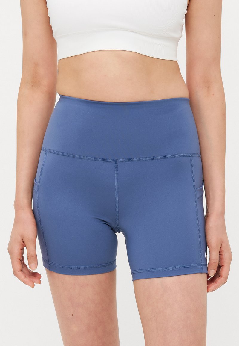 Shorts de sport taille haute bleus en tissu extensible, avec poches latérales et coutures plates pour un confort et une flexibilité accrus.
